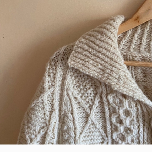 Hand knitted Aran Cardigan.....%100 wool. - Picture 5 of 11